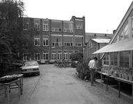 65345 Gezicht op het Botanisch Laboratorium van de Rijksuniversiteit (Lange Nieuwstraat nr. 106) en geheel rechs een ...